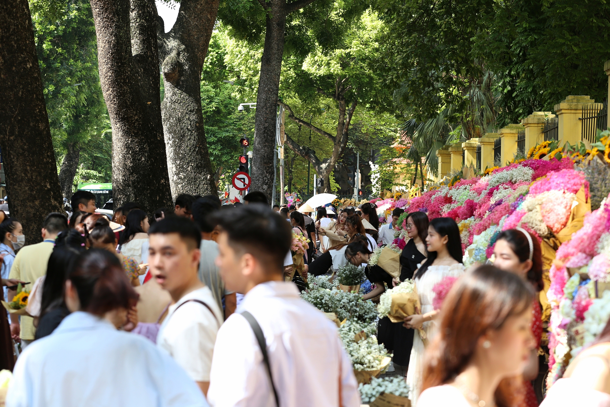 Hà Nội: Đông nghịt &quot;nàng thơ&quot; chen chân chụp ảnh dưới ánh nắng mùa thu trên phố Phan Đình Phùng, Hoàng Diệu- Ảnh 2.