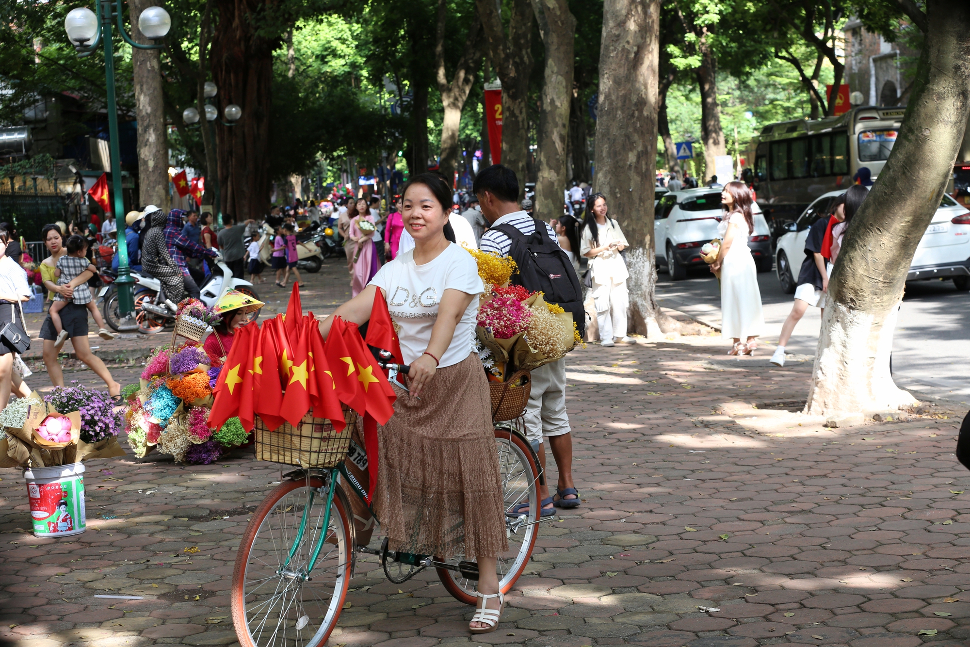 Hà Nội: Đông nghịt &quot;nàng thơ&quot; chen chân chụp ảnh dưới ánh nắng mùa thu trên phố Phan Đình Phùng, Hoàng Diệu- Ảnh 15.