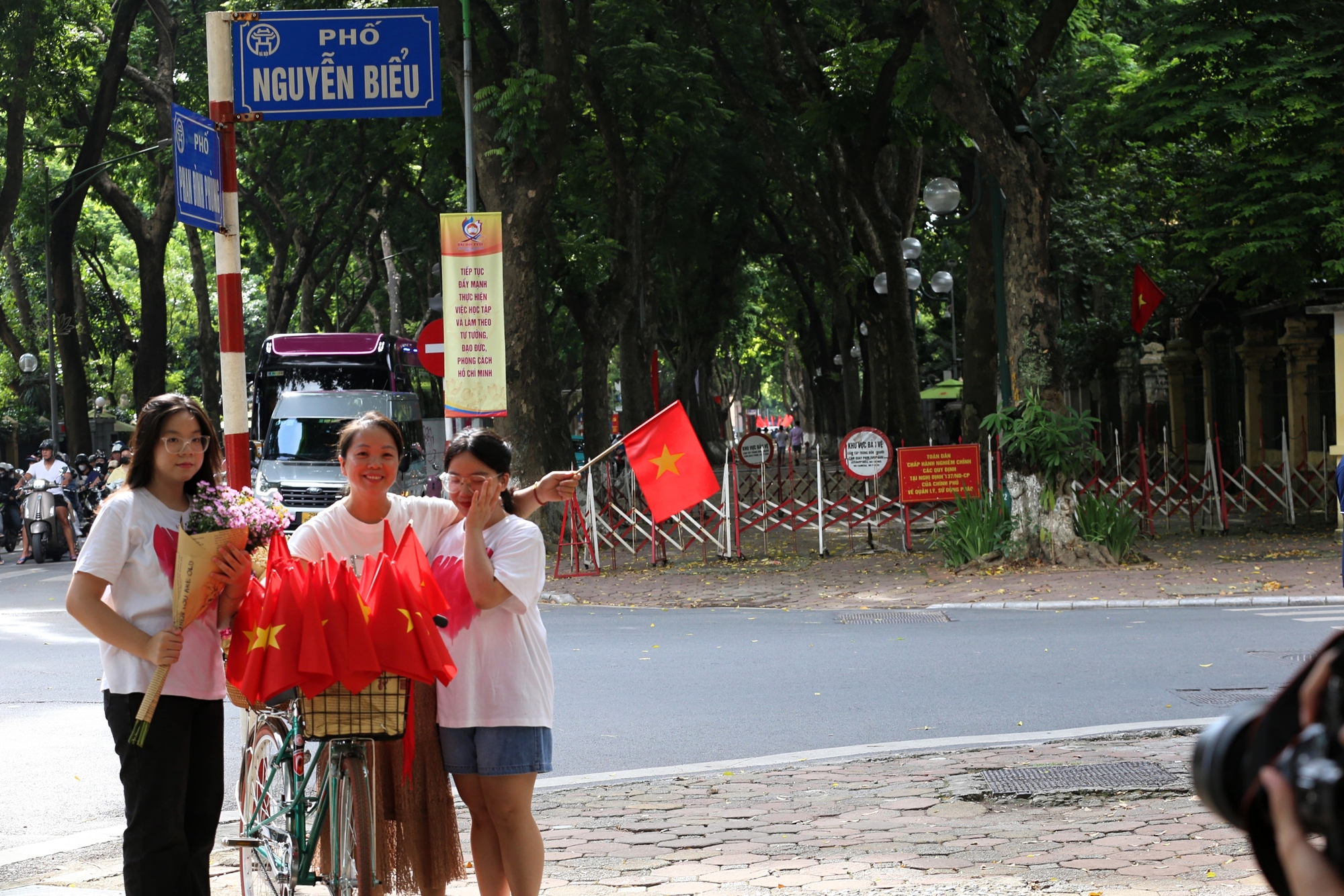 Hà Nội: Đông nghịt &quot;nàng thơ&quot; chen chân chụp ảnh dưới ánh nắng mùa thu trên phố Phan Đình Phùng, Hoàng Diệu- Ảnh 16.