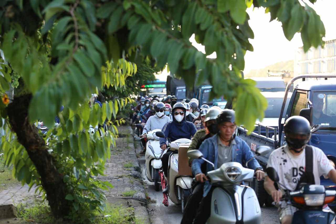 Người dân về quê nghỉ lễ khiến các ngả đường đi về các tỉnh đều ùn tắc