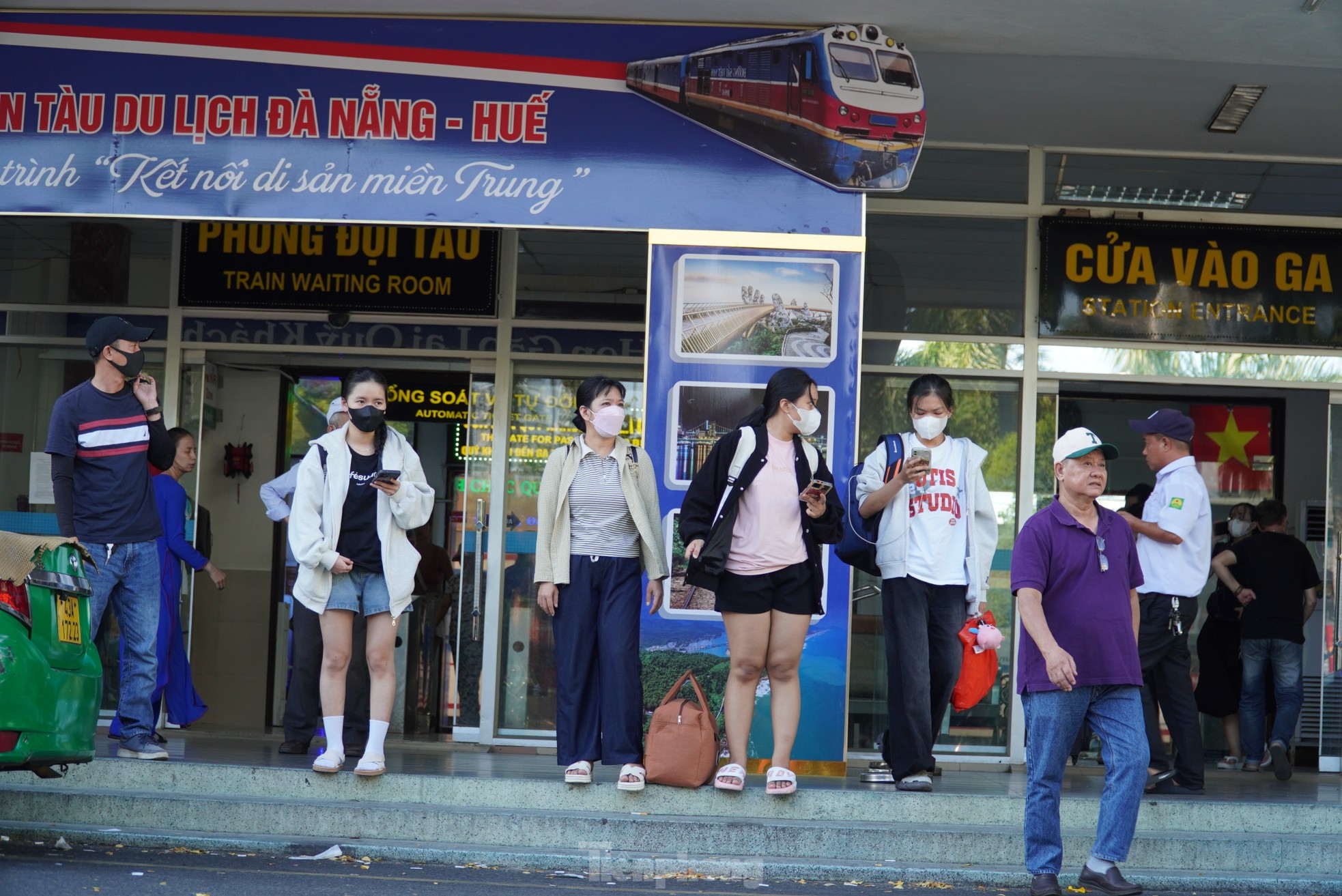 Tàu hỏa hút khách, sân ga Đà Nẵng nườm nượp người dịp nghỉ lễ Quốc khánh - Ảnh 2.