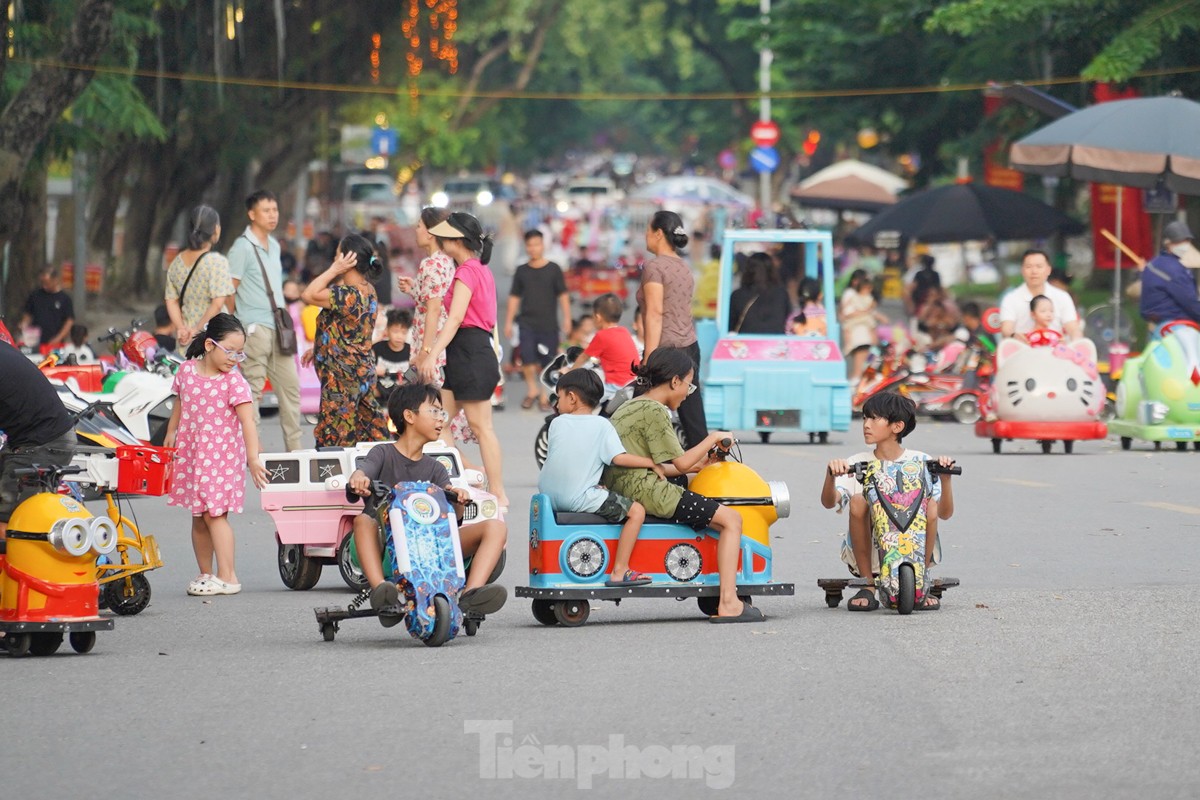 Người dân Hà Nội thảnh thơi dạo chơi, ngắm cảnh trong dịp nghỉ lễ Độc Lập - Ảnh 15.