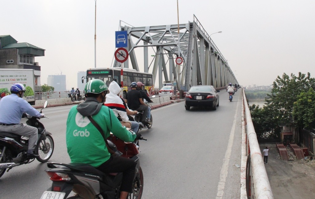 Hà Nội ùn tắc kéo dài, nước ngập sâu một số tuyến phố tại sau trận mưa đêm - Ảnh 1.