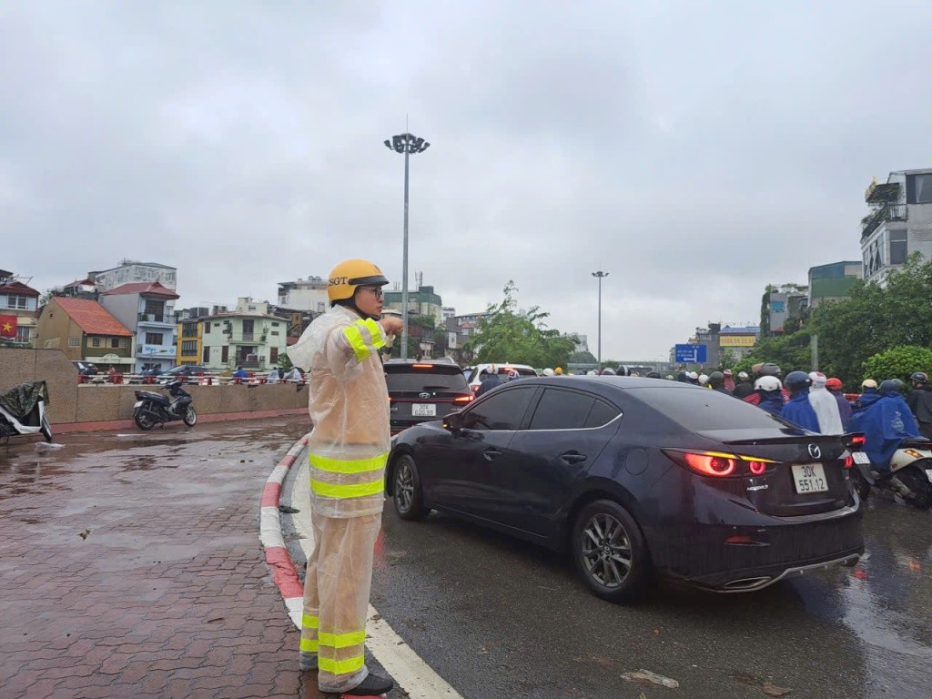 Hà Nội ùn tắc kéo dài, nước ngập sâu một số tuyến phố tại sau trận mưa đêm - Ảnh 3.