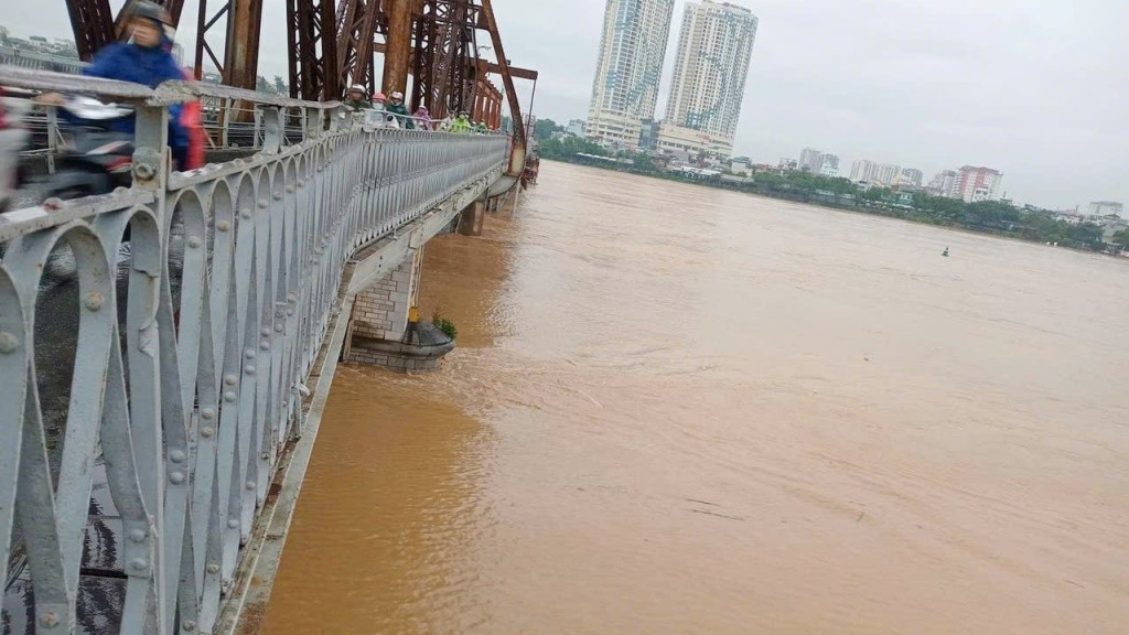 Hà Nội ùn tắc kéo dài, nước ngập sâu một số tuyến phố tại sau trận mưa đêm - Ảnh 4.