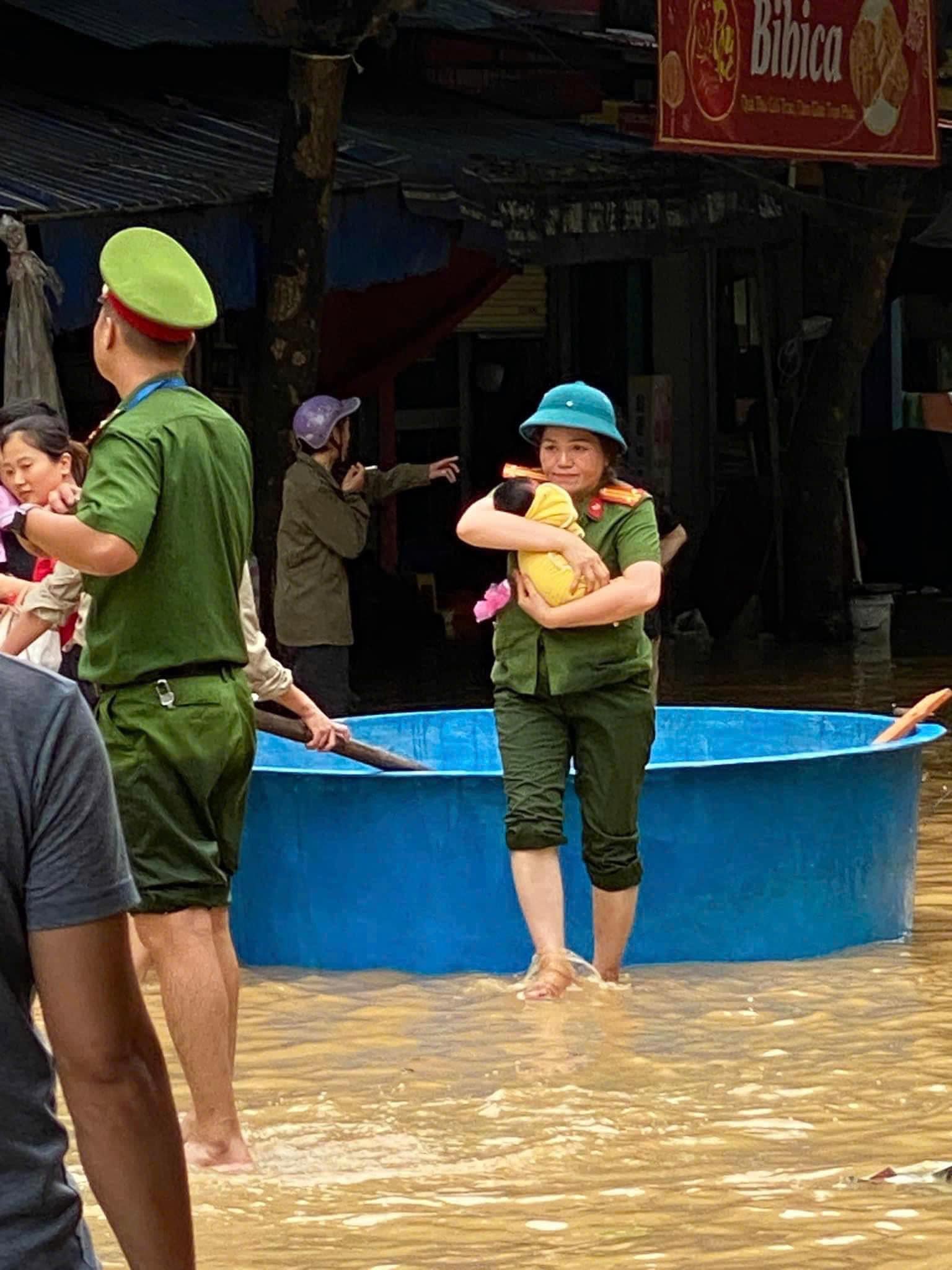 Các em bé theo ba mẹ lội lụt: Ngày bé mong lụt để ba cõng chạy lũ, lớn lên mới hiểu sợ thế nào! - Ảnh 5.