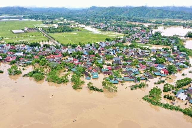 Nước sông tràn đê Hữu Thao ở Phú Thọ, gần 2.000 hộ dân phải di dời khẩn cấp - Ảnh 1.