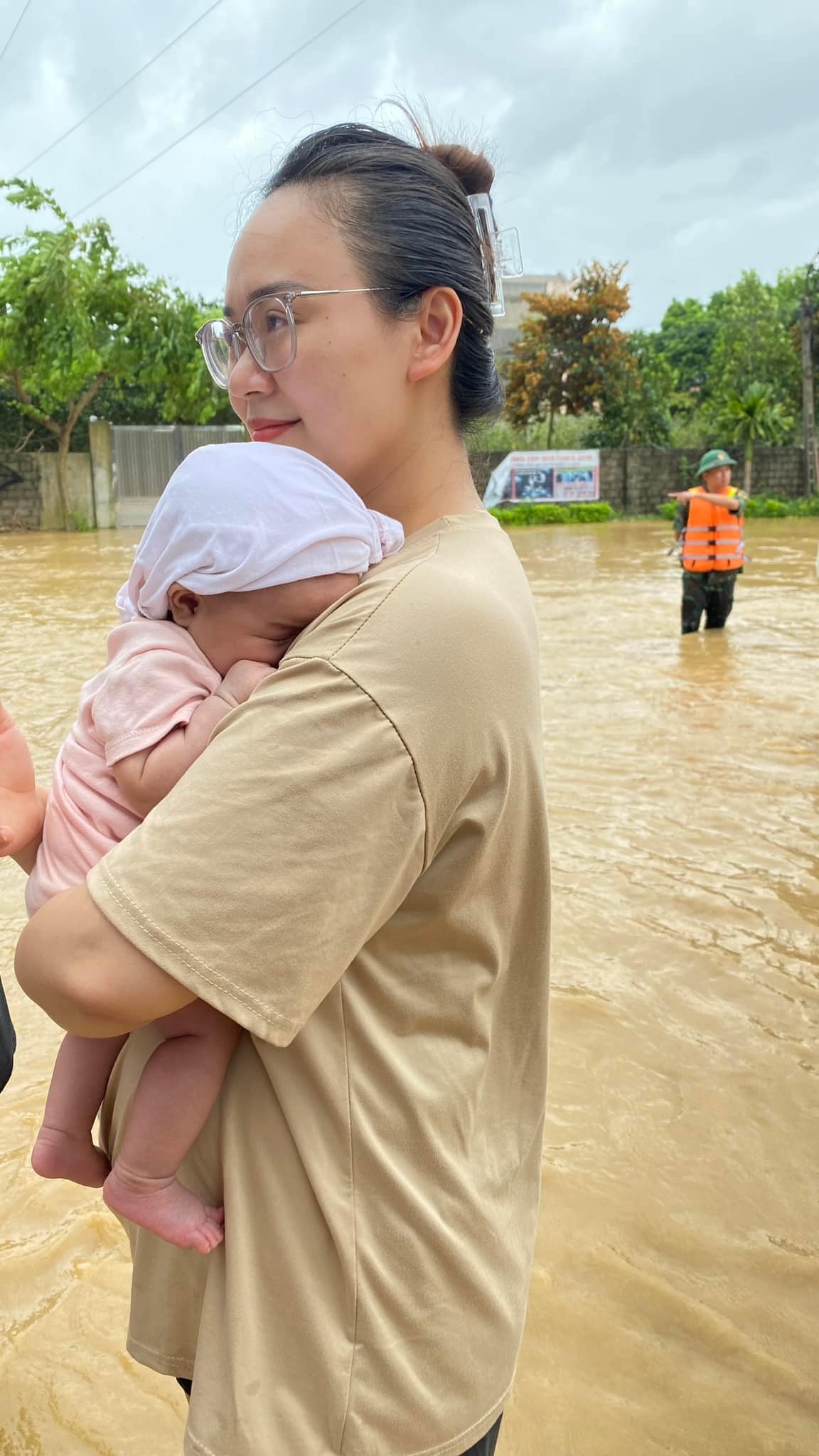 Các em bé theo ba mẹ lội lụt: Ngày bé mong lụt để ba cõng chạy lũ, lớn lên mới hiểu sợ thế nào! - Ảnh 3.