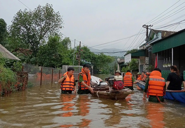 Nước sông tràn đê Hữu Thao ở Phú Thọ, gần 2.000 hộ dân phải di dời khẩn cấp - Ảnh 2.