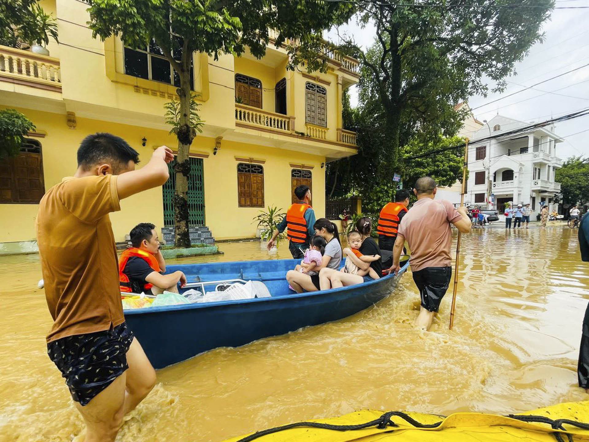 Các em bé theo ba mẹ lội lụt: Ngày bé mong lụt để ba cõng chạy lũ, lớn lên mới hiểu sợ thế nào! - Ảnh 4.