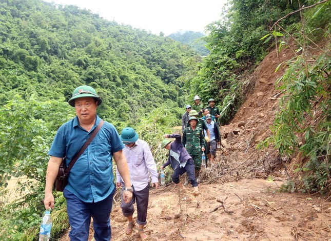 Tuyến đường độc đạo sạt lở hàng chục điểm, một bản làng ở Nghệ An bị cô lập suốt 2 tuần - Ảnh 4.