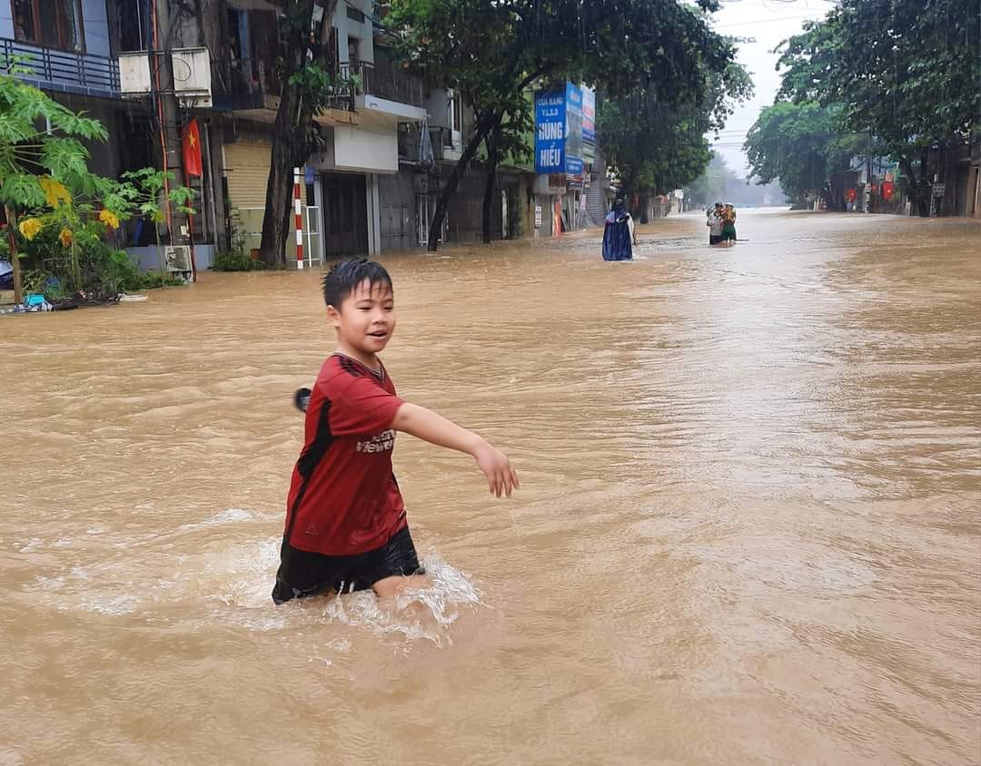 Các em bé theo ba mẹ lội lụt: Ngày bé mong lụt để ba cõng chạy lũ, lớn lên mới hiểu sợ thế nào! - Ảnh 2.