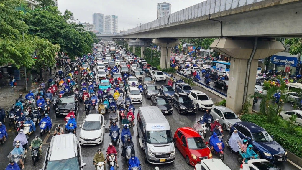 Hà Nội ùn tắc kéo dài, nước ngập sâu một số tuyến phố tại sau trận mưa đêm - Ảnh 6.