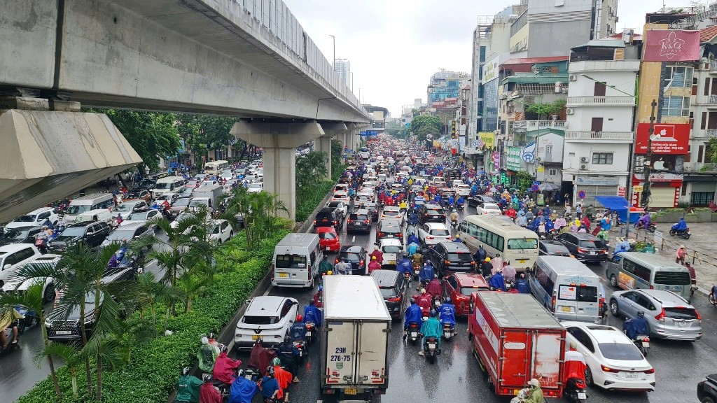 Hà Nội ùn tắc kéo dài, nước ngập sâu một số tuyến phố tại sau trận mưa đêm - Ảnh 7.