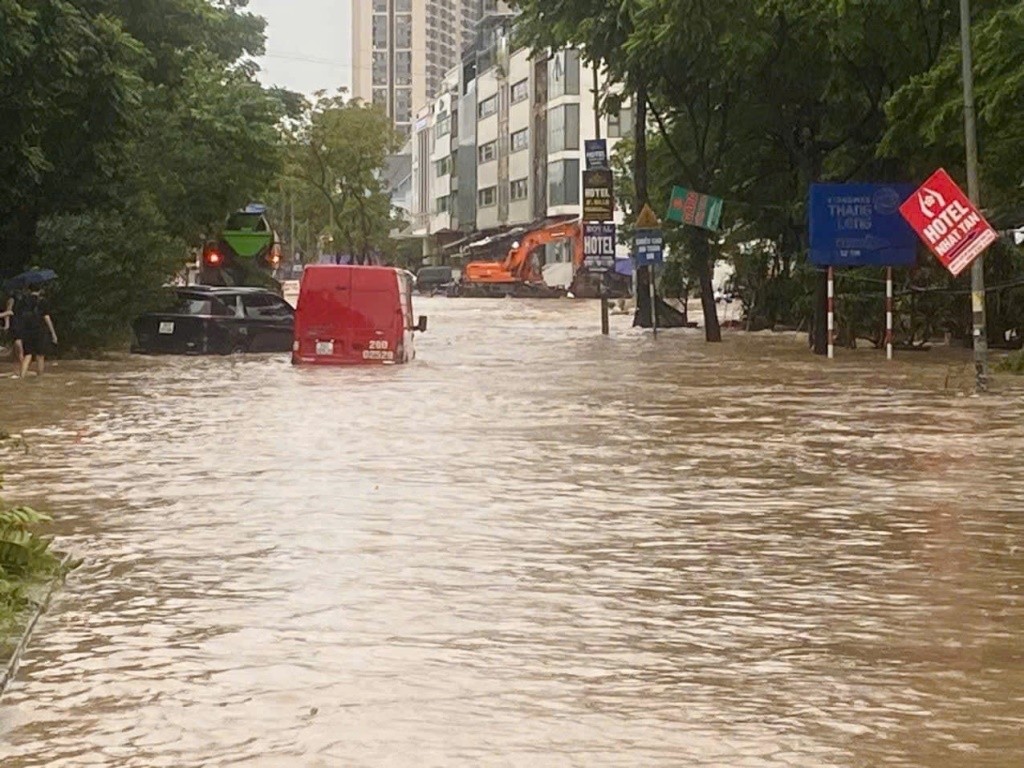 Hà Nội ùn tắc kéo dài, nước ngập sâu một số tuyến phố tại sau trận mưa đêm - Ảnh 8.