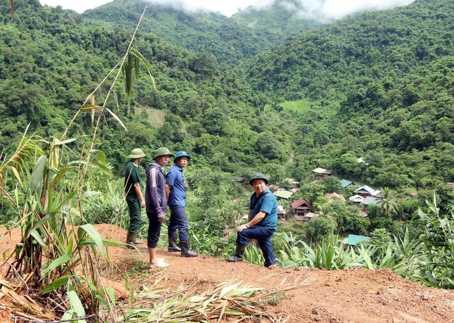 Tuyến đường độc đạo sạt lở hàng chục điểm, một bản làng ở Nghệ An bị cô lập suốt 2 tuần - Ảnh 3.