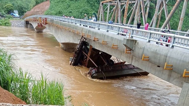 2 tàu &quot;ma&quot; dạt từ Trung Quốc va trúng nhiều cầu trên sông Hồng - Ảnh 3.