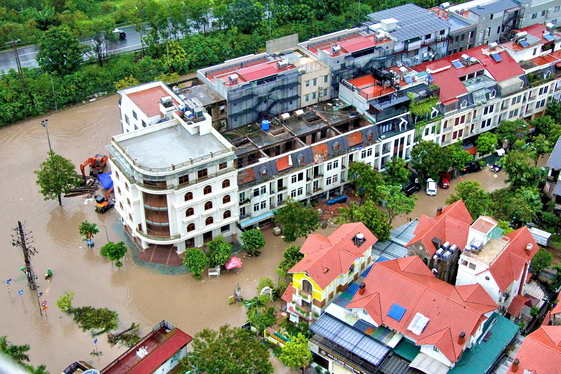 Mưa lớn kéo dài, đại lộ Thăng Long liên tục ngập úng - Ảnh 2.