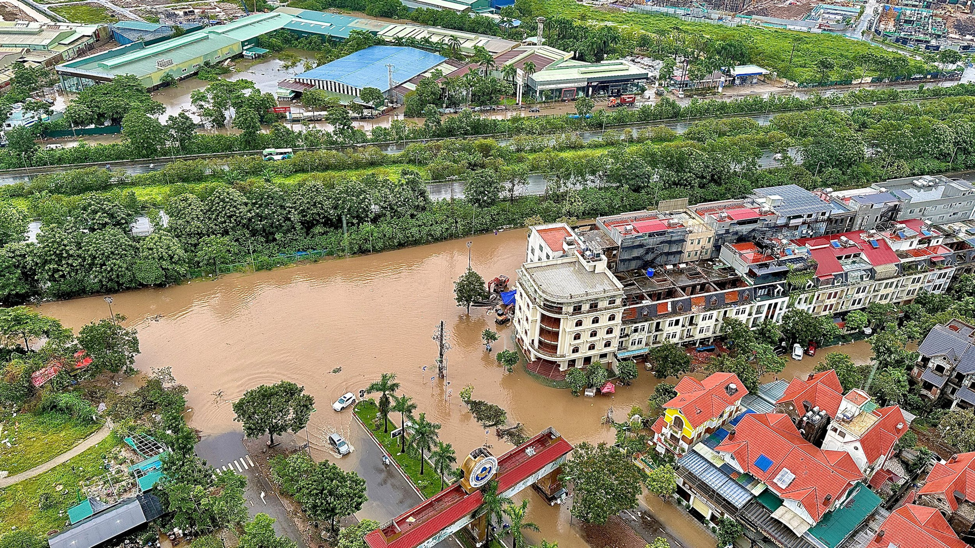 Mưa lớn kéo dài, đại lộ Thăng Long liên tục ngập úng - Ảnh 1.