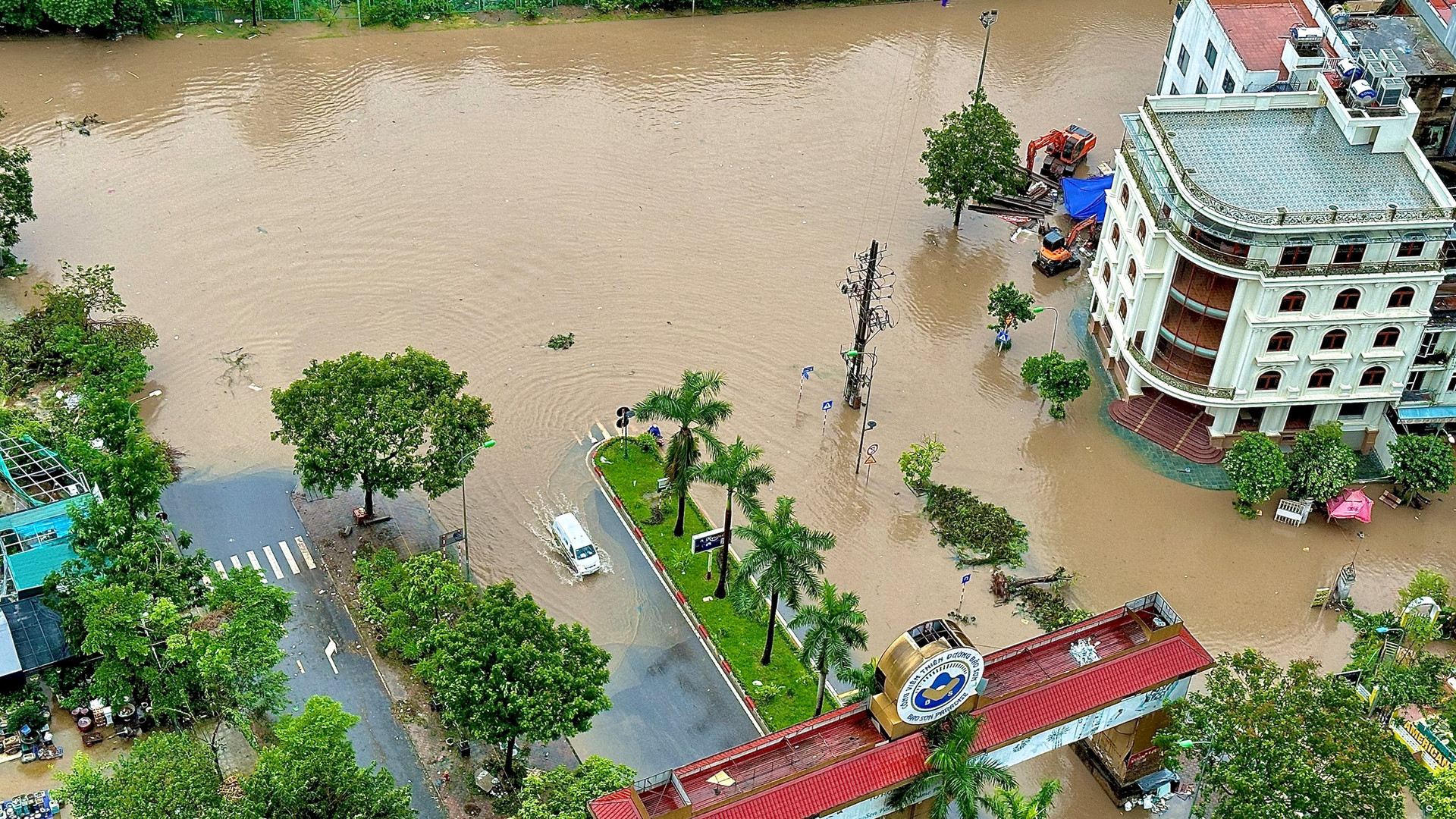 Mưa lớn kéo dài, đại lộ Thăng Long liên tục ngập úng - Ảnh 5.