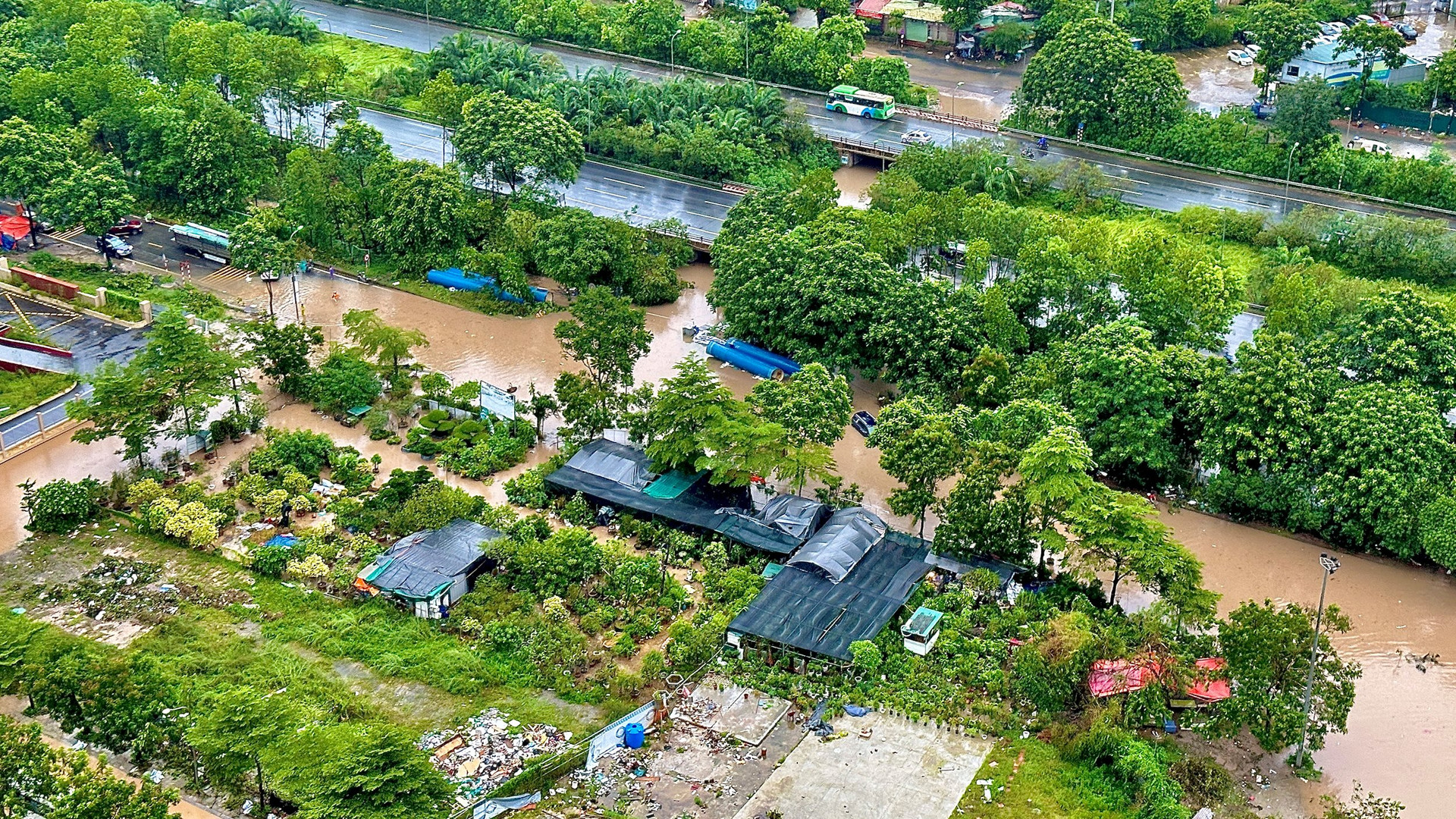 Mưa lớn kéo dài, đại lộ Thăng Long liên tục ngập úng - Ảnh 4.