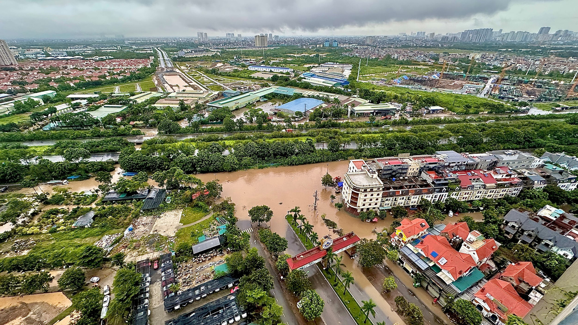 Mưa lớn kéo dài, đại lộ Thăng Long liên tục ngập úng - Ảnh 3.