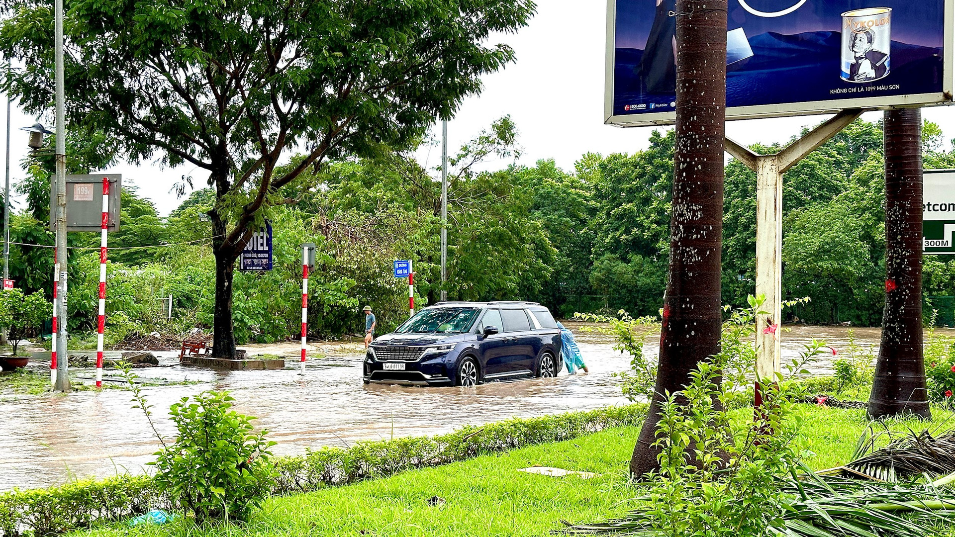 Mưa lớn kéo dài, đại lộ Thăng Long liên tục ngập úng - Ảnh 7.