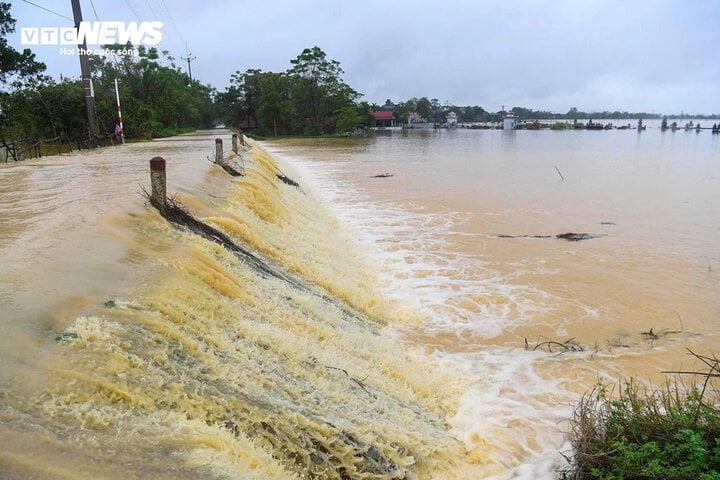 Ngày mai, Lào Cai, Yên Bái tiếp diễn mưa to, có nơi mưa trên 200mm - Ảnh 1.