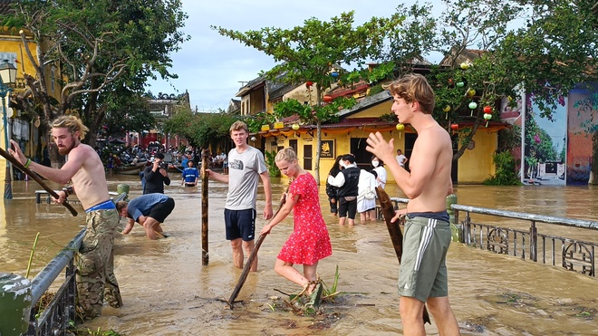 Hành động đẹp của du khách quốc tế sau cơn bão số 3 khiến cộng đồng mạng hết lời khen ngợi- Ảnh 13.