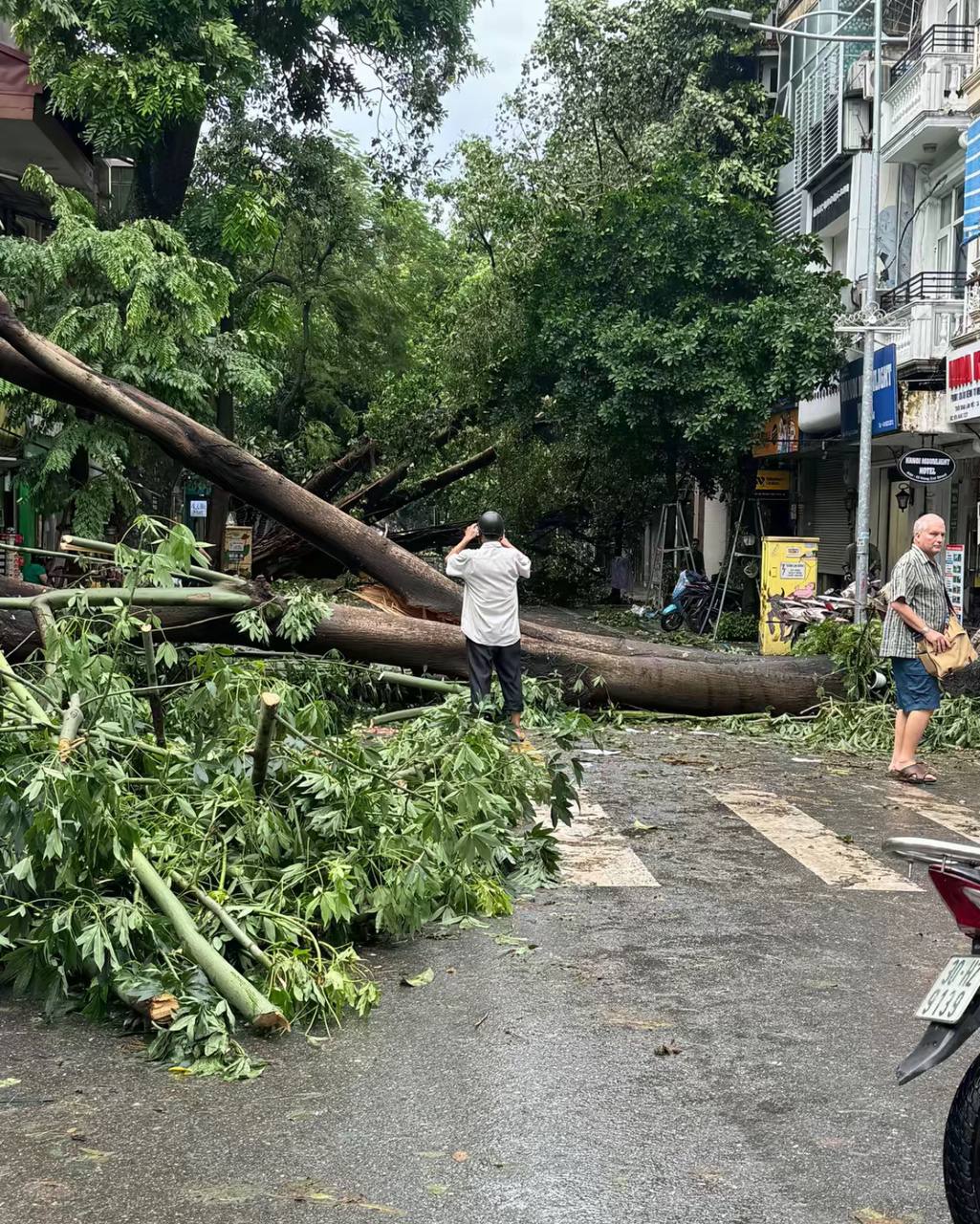 Hành động đẹp của du khách quốc tế sau cơn bão số 3 khiến cộng đồng mạng hết lời khen ngợi- Ảnh 5.