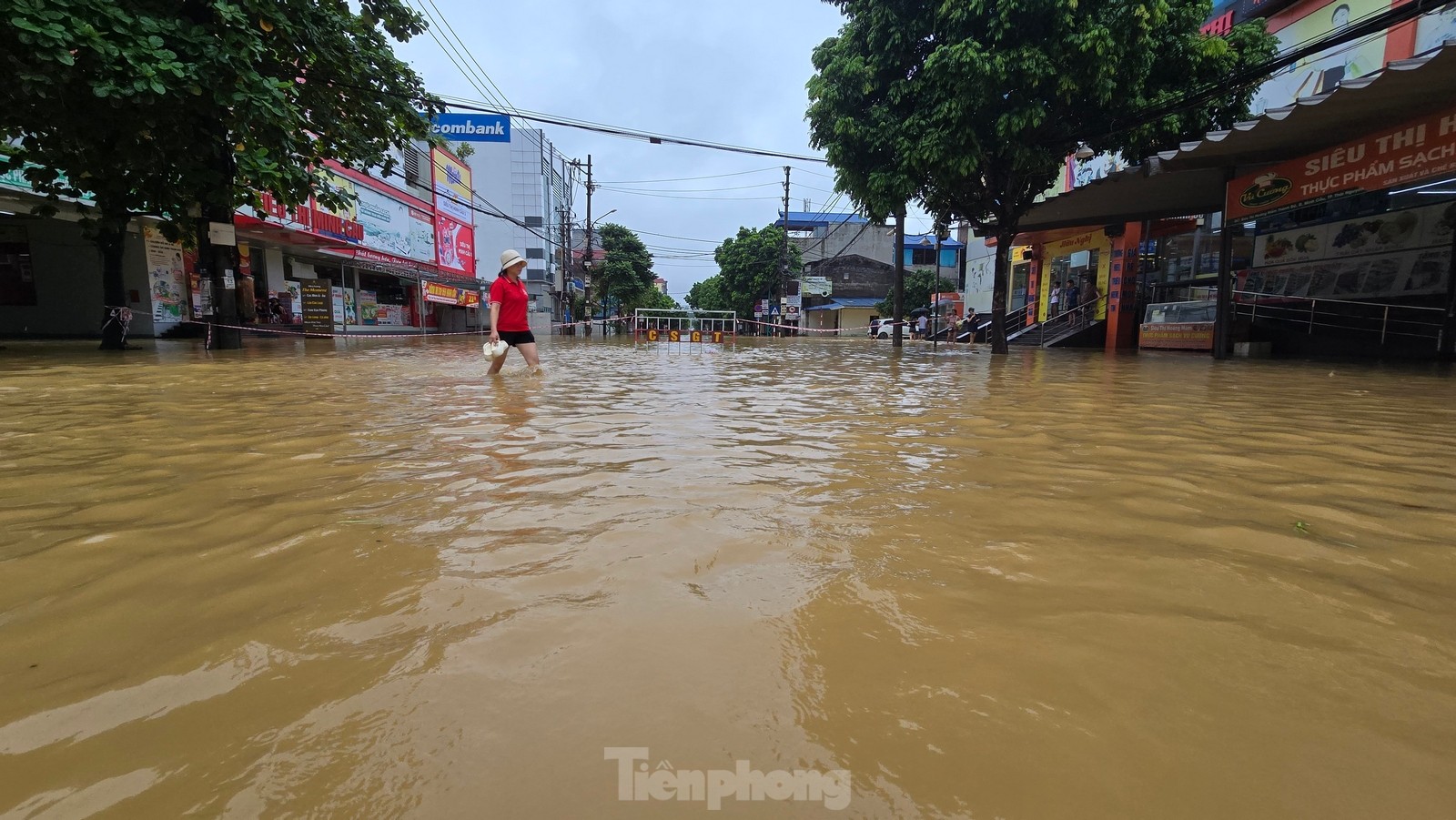 Thái Nguyên: Nước lũ ở sông Cầu rút, lực lượng chức năng tiếp tục cứu người ảnh 2