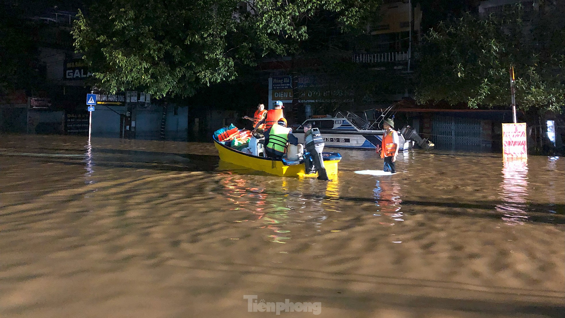 Xuyên đêm cứu hộ người dân ở vùng lũ lụt Thái Nguyên - Ảnh 6.