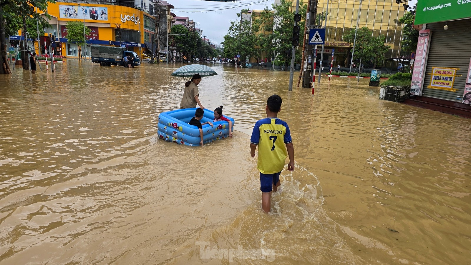 Thái Nguyên: Nước lũ ở sông Cầu rút, lực lượng chức năng tiếp tục cứu người ảnh 5