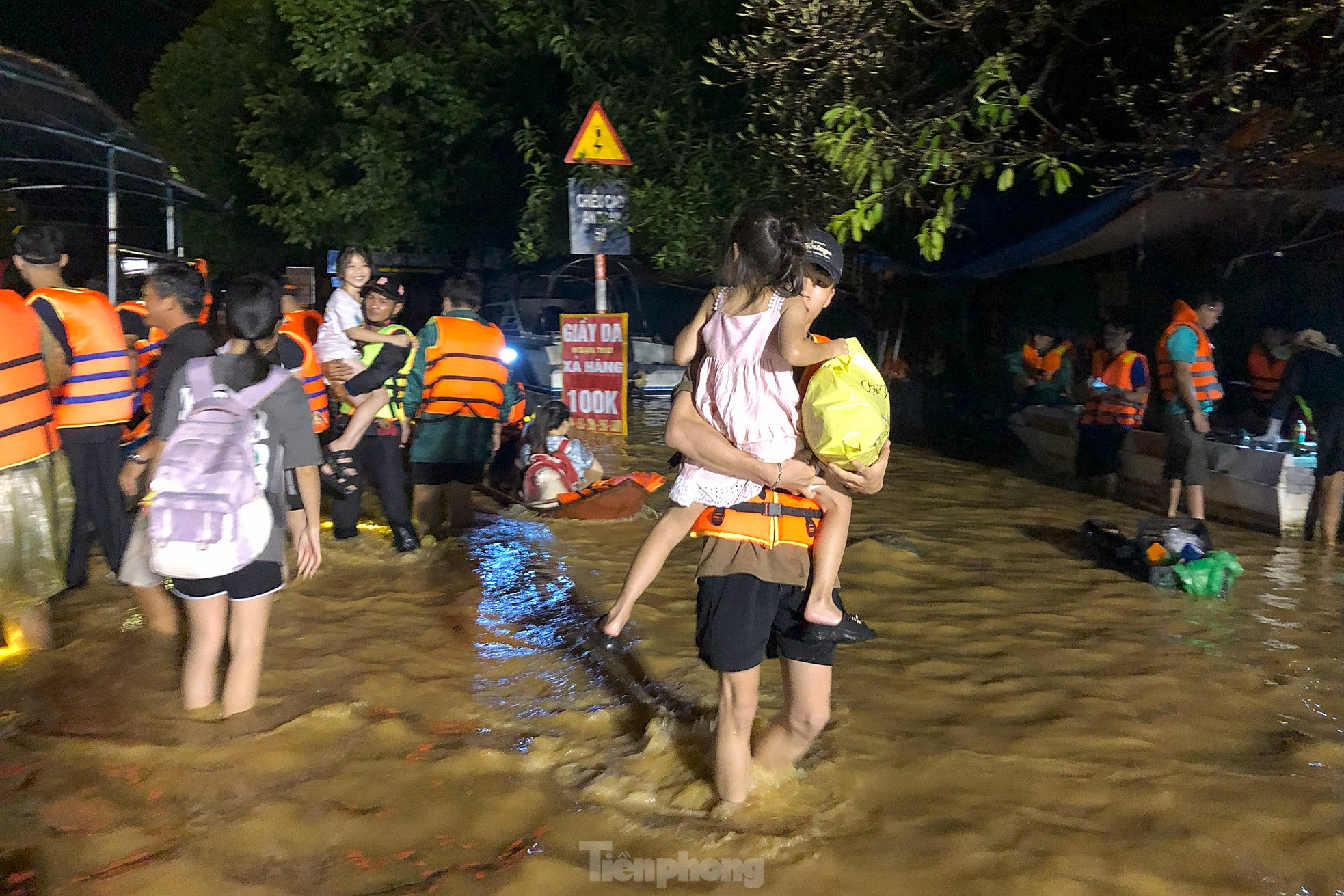 Xuyên đêm cứu hộ người dân ở vùng lũ lụt Thái Nguyên - Ảnh 18.