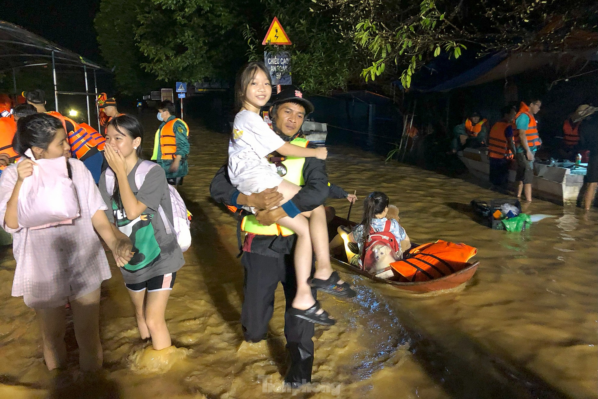 Xuyên đêm cứu hộ người dân ở vùng lũ lụt Thái Nguyên - Ảnh 17.