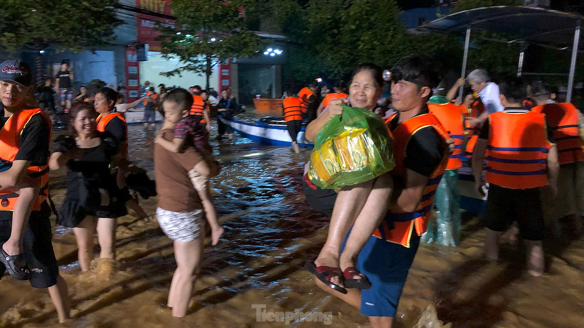 Xuyên đêm cứu hộ người dân ở vùng lũ lụt Thái Nguyên - Ảnh 15.