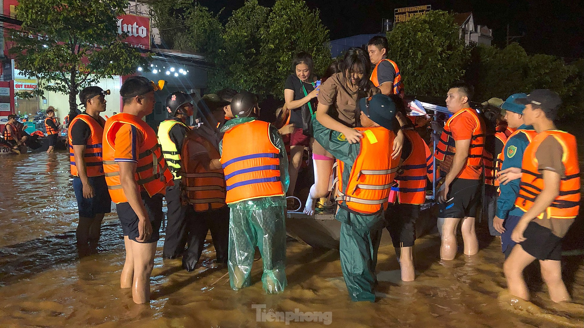 Xuyên đêm cứu hộ người dân ở vùng lũ lụt Thái Nguyên - Ảnh 13.