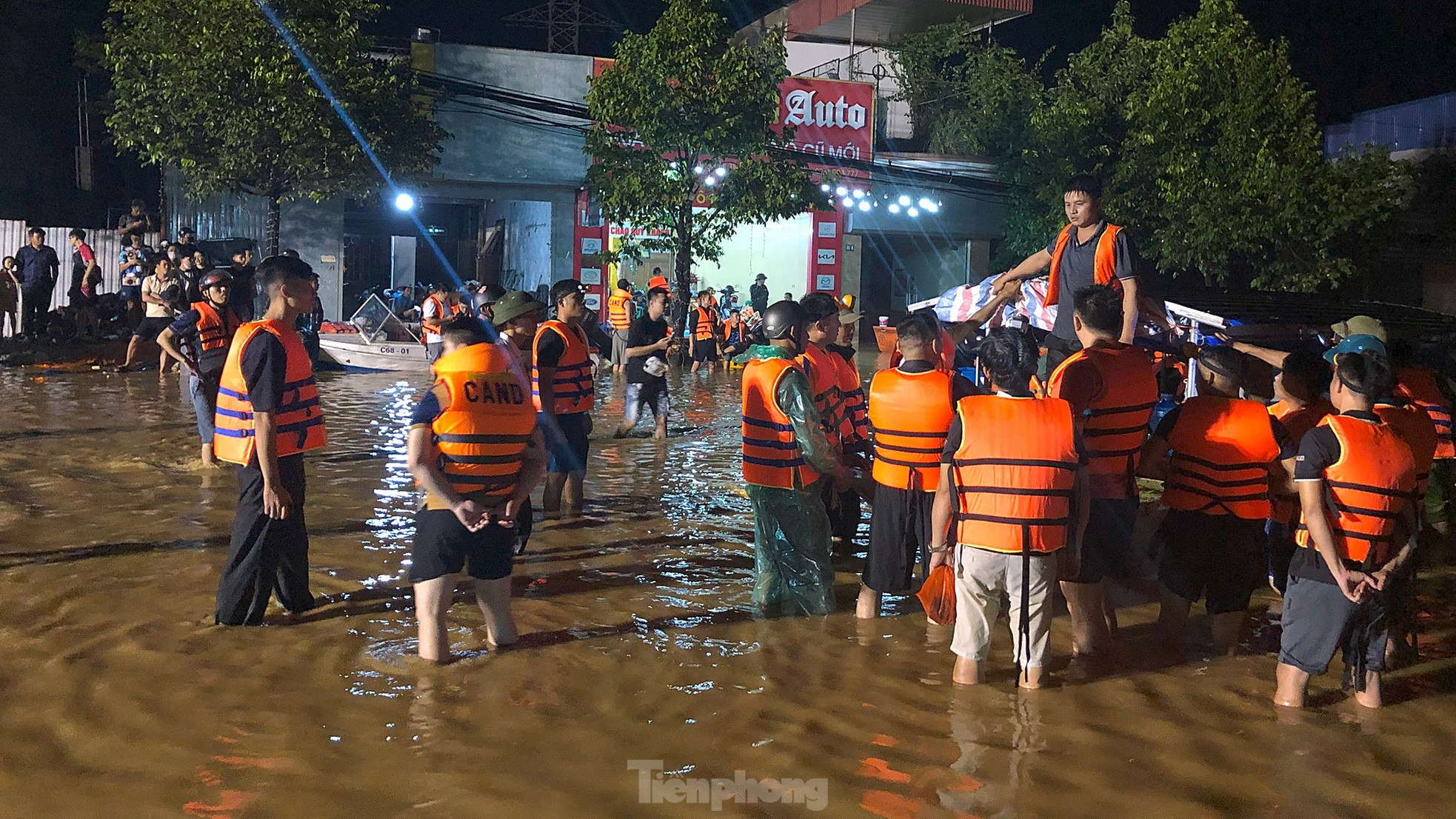 Xuyên đêm cứu hộ người dân ở vùng lũ lụt Thái Nguyên - Ảnh 11.