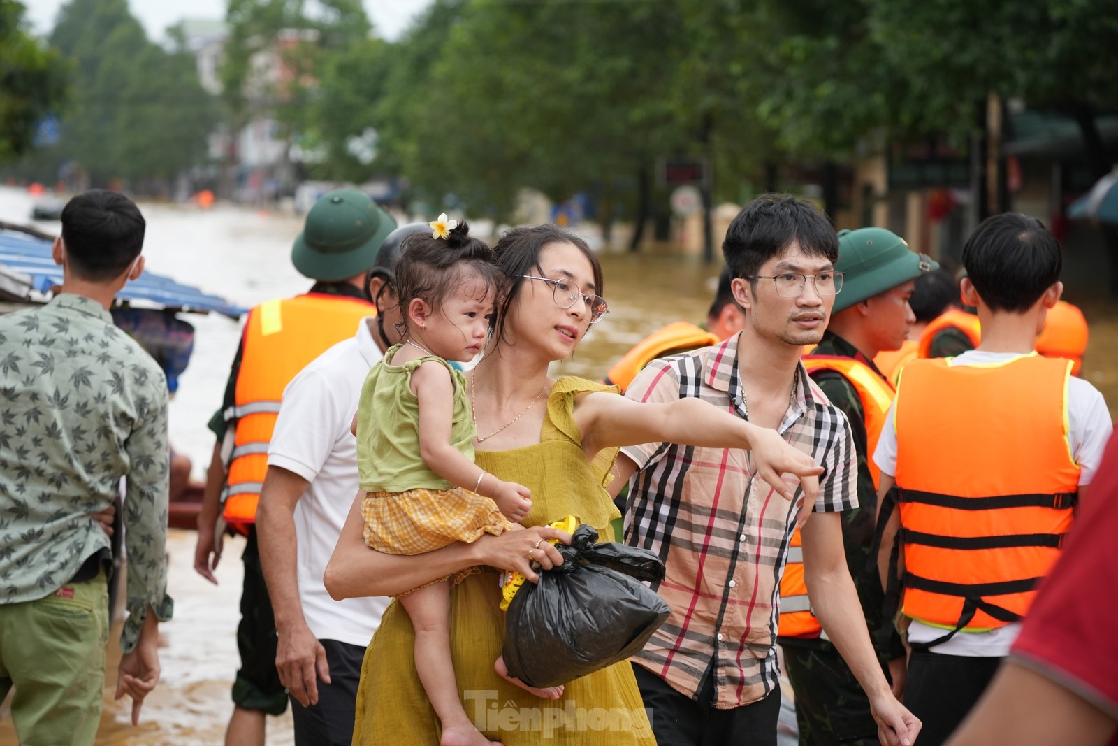 Thái Nguyên: Nước lũ ở sông Cầu rút, lực lượng chức năng tiếp tục cứu người ảnh 19