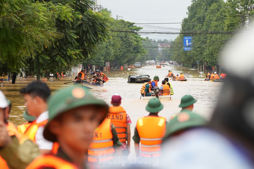 Thái Nguyên: Nước lũ ở sông Cầu rút, lực lượng chức năng tiếp tục cứu người ảnh 15