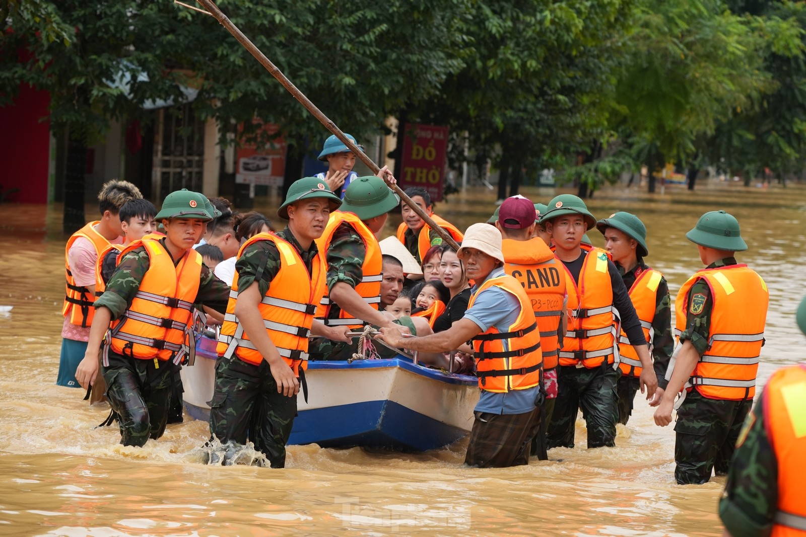 MC Đại Nghĩa, Long Chun bức xúc vì 1 số kẻ lợi dụng &quot;thổi&quot; giá áo phao cứu hộ bão lũ- Ảnh 4.