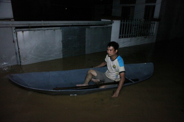 Nóng: Lũ tràn qua đê bối Bắc Giang, khẩn cấp sơ tán 500 hộ dân trong đêm- Ảnh 3.