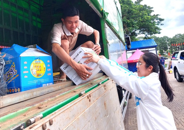 Cụ bà 81 tuổi ôm thùng mì tôm đến ủng hộ đồng bào lũ lụt - Ảnh 3.