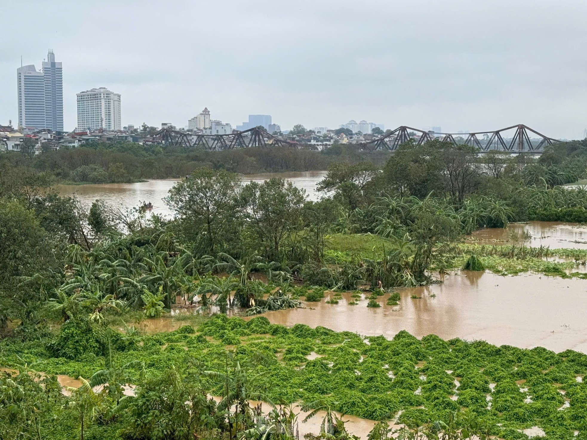 Nước sông Hồng lên cao, người dân khu vực bãi bồi ở Hà Nội tất tả chạy lũ - Ảnh 10.