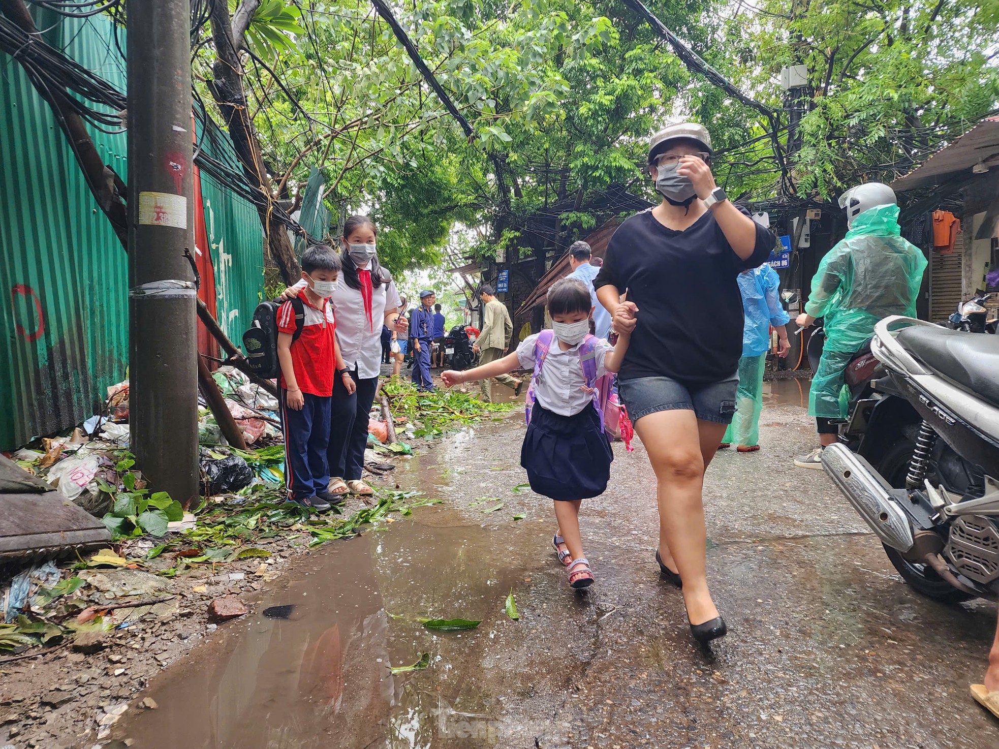 Nước sông Hồng lên cao, người dân khu vực bãi bồi ở Hà Nội tất tả chạy lũ - Ảnh 3.