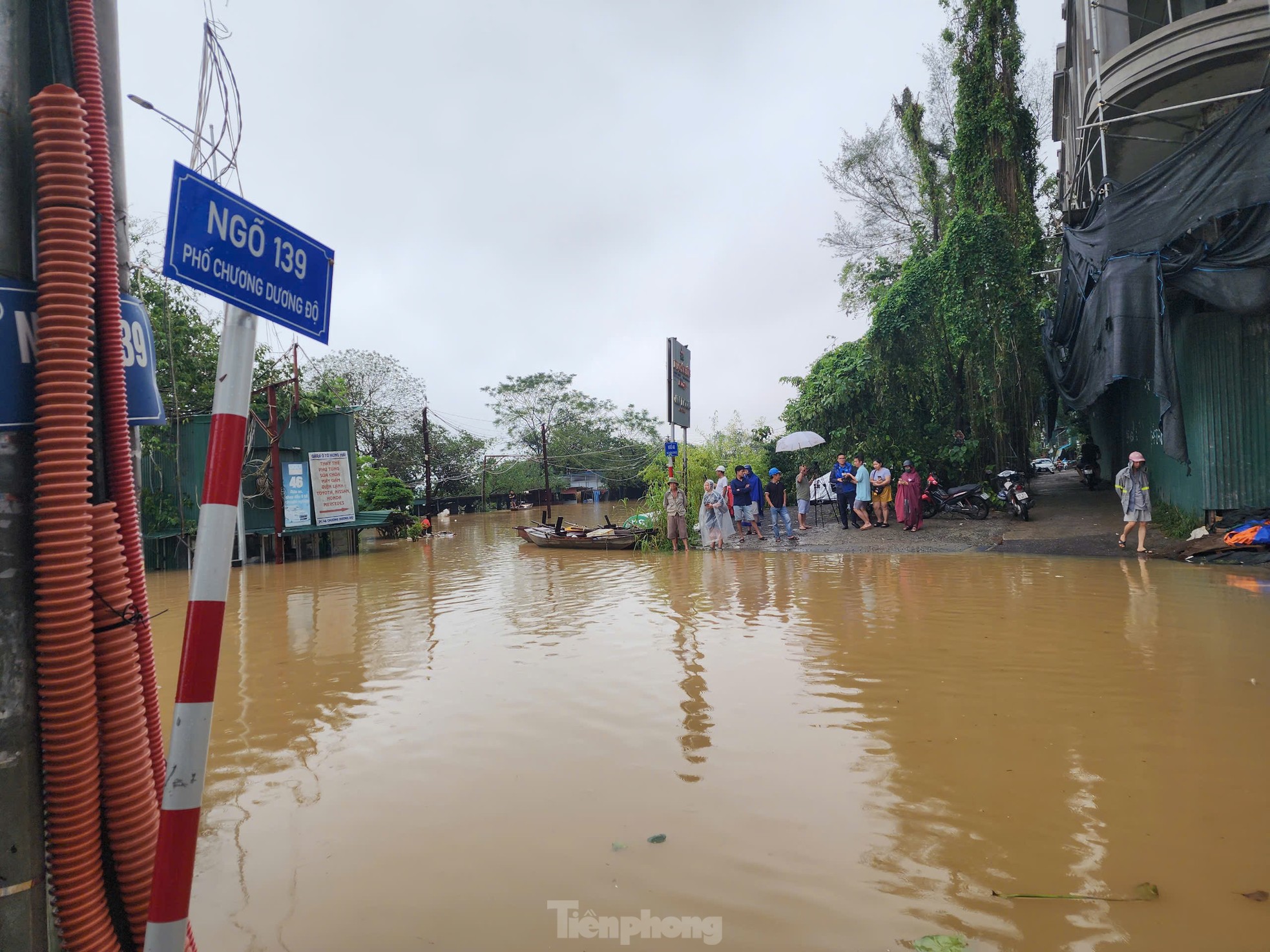 Nước sông Hồng lên cao, người dân khu vực bãi bồi ở Hà Nội tất tả chạy lũ - Ảnh 7.