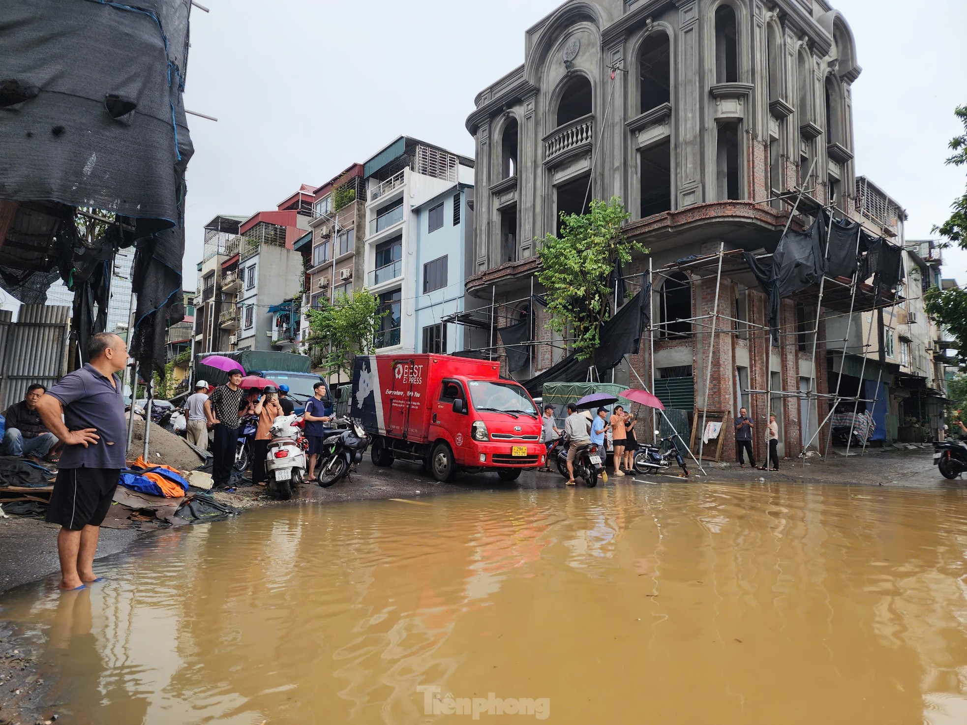 Nước sông Hồng lên cao, người dân khu vực bãi bồi ở Hà Nội tất tả chạy lũ - Ảnh 8.