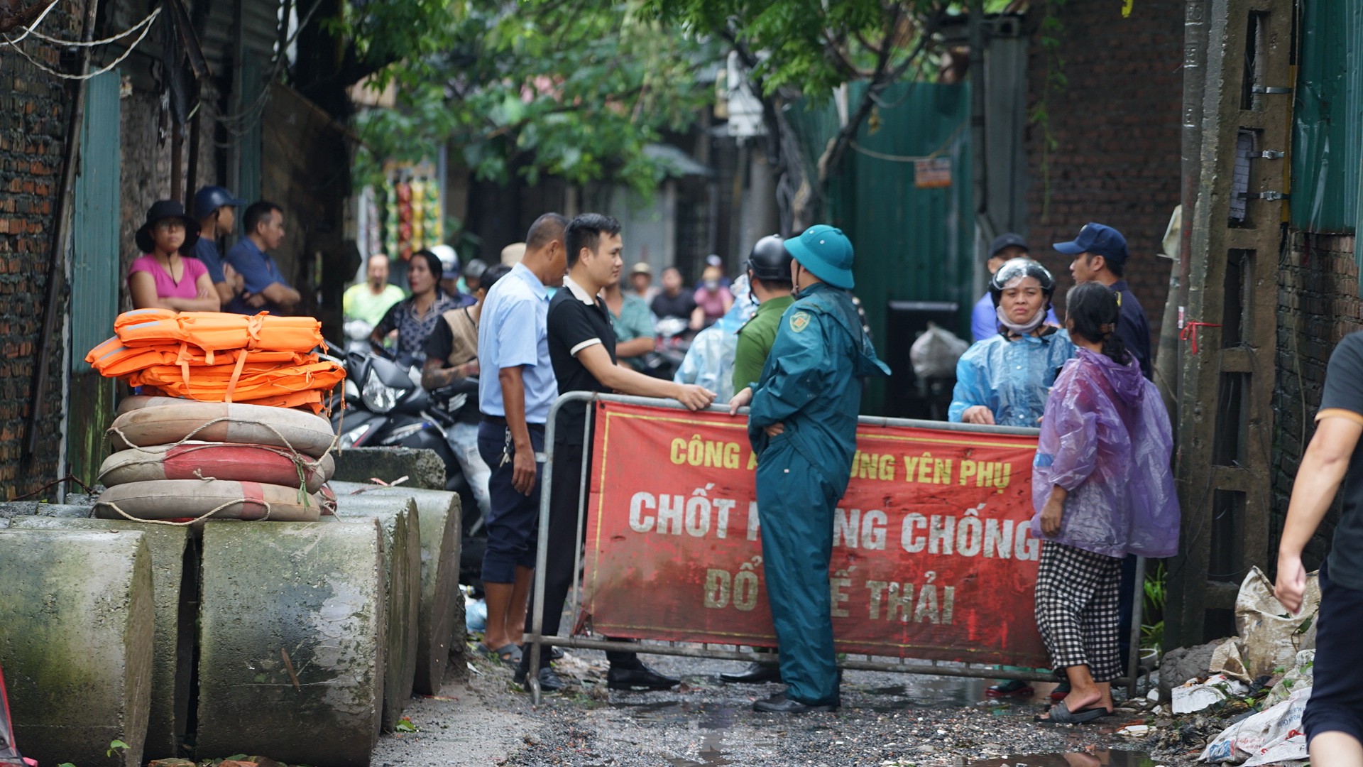 Nước sông Hồng lên cao, người dân khu vực bãi bồi ở Hà Nội tất tả chạy lũ - Ảnh 1.