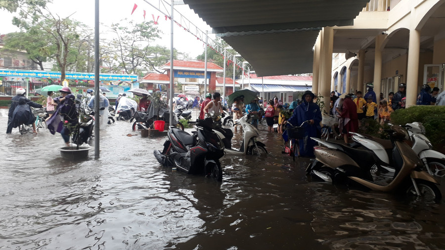 Cảnh báo lũ trên các sông, nhiều trường ở Hải Phòng đề xuất cho HS tạm nghỉ học - Ảnh 2.