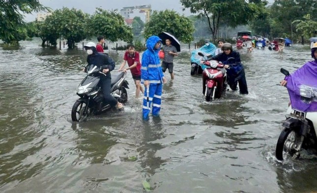 Hà Đông: Hạn chế phương tiện trên đường 70 do ngập nước - Ảnh 1.